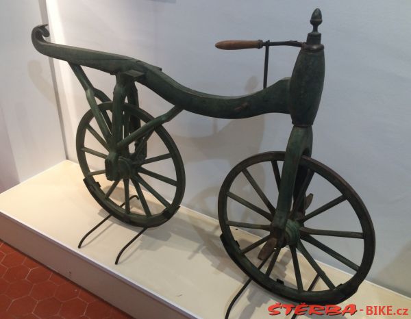 08/E. Moto velo musée, Domazan – Francie