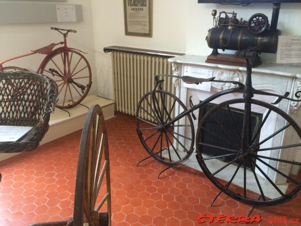 08/E. Moto velo musée, Domazan – Francie